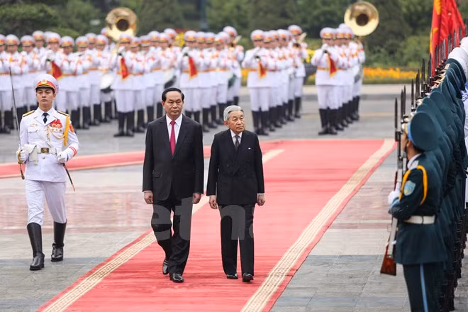  Lễ đón Nhà vua Nhật Bản Akihito và Hoàng hậu Michiko diễn ra sáng nay (1/3) tại Phủ chủ tịch, do Chủ tịch nước Trần Đại Quang chủ trì. Nhà vua và Hoàng hậu Nhật Bản có chuyến thăm Việt Nam lần đầu tiên, từ ngày 28/2 đến ngày 5/3.