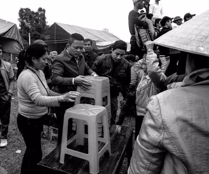 Hầu hết bãi gửi xe đều “thổi” giá vé cao hơn so với ngày thường tử 5.000-8.000 đồng/lượt xe máy; 15.000-20.000 đồng/lượt ô tô. Trong khi đó giá vé của Ban quản lý đền là 2.000-3.000 đồng/ lượt xe máy, 10.000 -15.000 đồng/ lượt ô tô. Các quầy hàng ăn uống, hàng lưu niệm, dịch vụ vui chơi, giải trí cũng “hét” giá rất cao. Du khách đến với lễ hội đền Đức Hoàng năm nay bức xúc khi xuất hiện dịch vụ “lạ” mà các năm khác không có. Một số hộ được “bảo kê” đã tự ý “độc chiếm” các vị trí trọng điểm quanh sân bóng chuyền, phía chính diện sân khấu, các điểm vui chơi, giải trí…