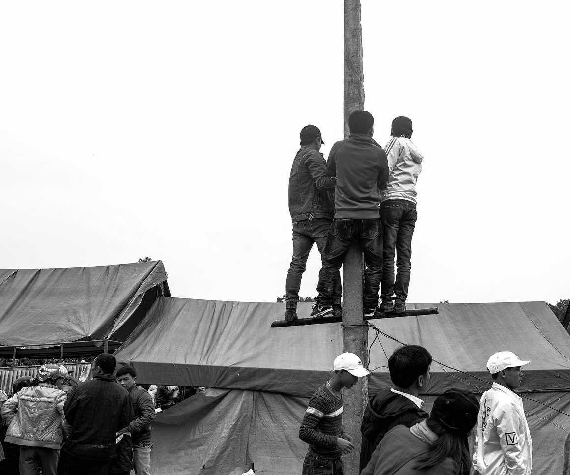 Trong khi đó, chị Trần Thị M, người dân địa phương ngán ngẩm: “Không hiểu Ban tổ chức lễ hội năm nay làm cái gì mà để những hộ dân đó ngang nhiên kinh doanh kiểu lạ đời như thế. Xã tôi thi đấu bóng chuyền mà không tài nào xem được. Chỗ đẹp thì họ đặt ghế cho thuê hết rồi, cứ thuê một chỗ đứng là mất 20.000 đồng, ai đi sớm mới thuê được chứ đi muộn là hết phần”.