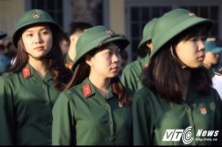 Cô bạn xinh đẹp này nổi bật trong số các tân binh vì vẻ ngoài xinh đẹp và chiều cao như siêu mẫu. Ít ai biết rằng, Linh từng là Á khôi 1 cuộc thi Duyên dáng áo dài, Á khôi Miss sinh viên Đại học Nguyễn Tất Thành. Không chỉ vậy, Giao Linh từng lọt chung khảo cuộc thi Hoa hậu Việt Nam năm 2016. Khi đó, Linh đang làm nhân viên thống kê.