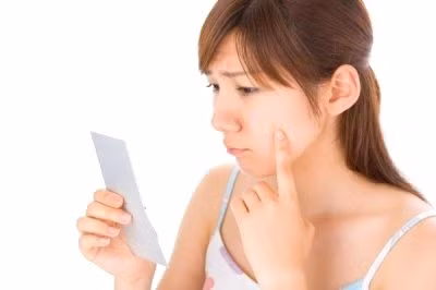 Gây nóng trong người: Ăn quá nhiều vải có khả năng gây nóng trong, làm mất sự cân bằng của cơ thể, gây nhiệt miệng, mụn nhọt, chảy máu mũi, đau họng...
