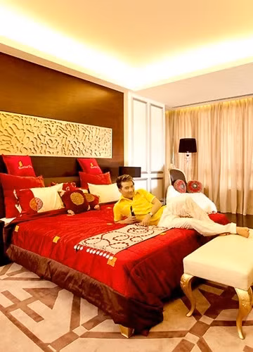 Lý giải về việc bỏ hàng triệu USD để mua biệt thự trên không, Đàm Vĩnh Hưng nói: “Trong thời buổi tấc đất tấc vàng hiện nay, rất khó tìm được một căn hộ riêng biệt ngay trung tâm, vừa rộng, thoáng, tầng hầm đậu xe thoải mái lại có góc nhìn rất đẹp từ trên cao, tôi có thể vừa ngắm pháo hoa vừa thưởng thức buổi tiệc ấm cúng với bạn bè trong các dịp lễ tết.