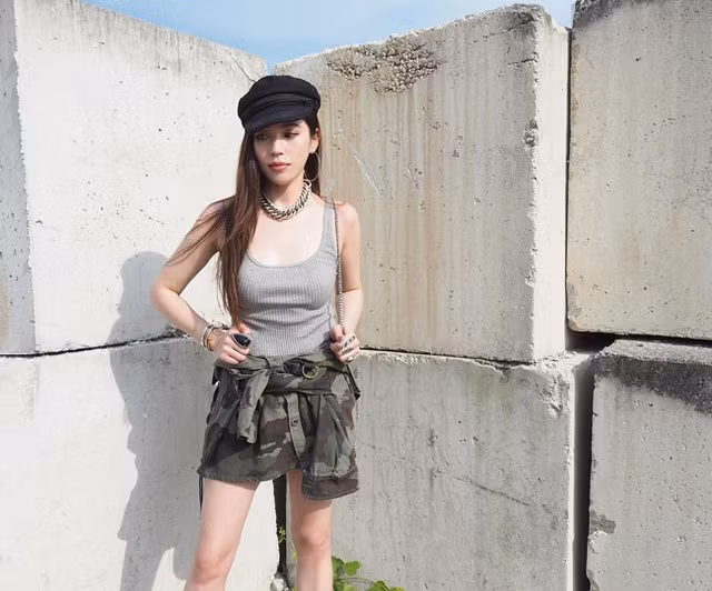 Từng có thông tin cô nàng phẫu thuật thẩm mỹ để có nhan sắc như hiện tại.