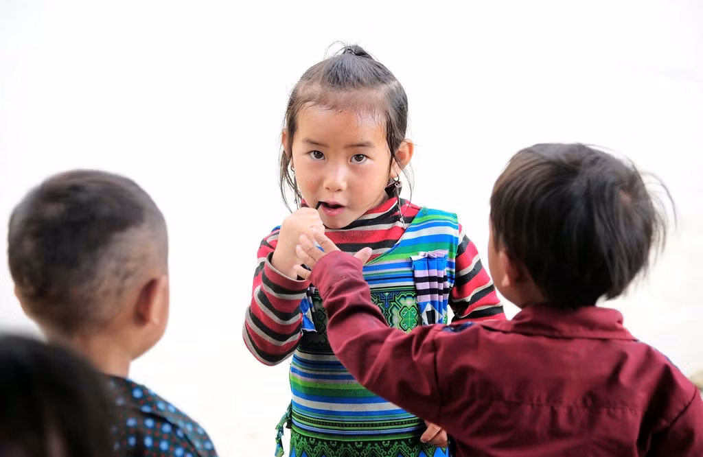 Chỉ một cái kẹo mút đôi khi cũng khiến bọn trẻ thích thú cả buổi chiều.