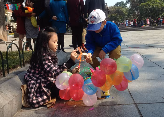 Rất nhiều trẻ em, trong đó có trẻ em gái phải lao động kiếm sống từ khi còn rất nhỏ.