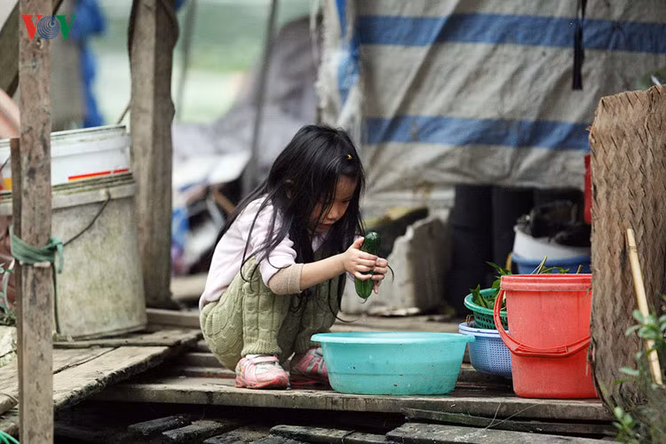 Một bé gái sống trong khu ổ chuột giữa lòng Thủ đô, hàng ngày em chỉ quanh quẩn ở nhà phụ giúp bố mẹ việc nhà, không được đi học và tiếp xúc với các bạn đồng trang lứa.