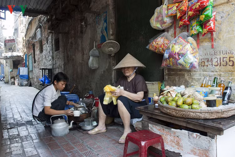 Nhiều trẻ em gái ở nông thôn, miền núi phải bỏ quê lên thành phố làm người giúp việc, phụ bán hàng…