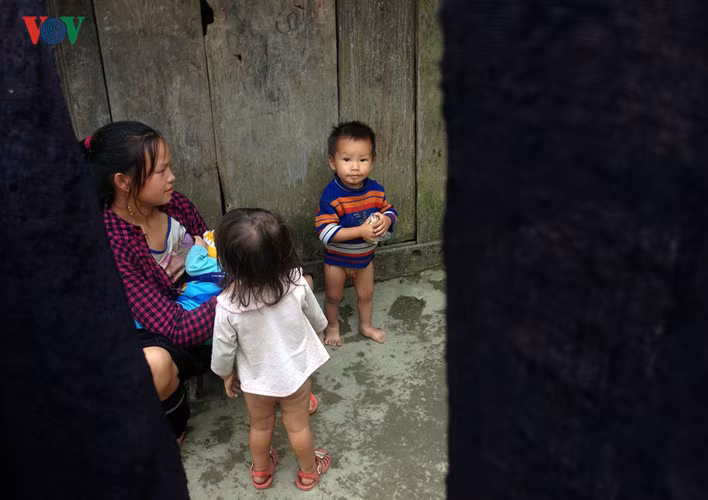 Hơn thế, nhiều trẻ em gái phải lập gia đình từ khi còn ở tuổi vị thành niên như em Vàng Thị Danh, ở Sa Pa - Lào Cai mới 19 tuổi đã có tới 3 đứa con.