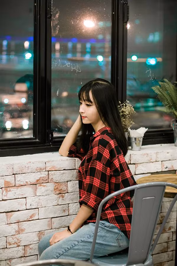 "Sở thích của mình là nghe nhạc, xem phim, chụp ảnh, hát… Vì muốn để lại 1 dấu ấn gì đó trong kí ức của mình về quãng thời gian học cấp 3 mà mình quyết định tham dự cuộc thi ở trường. Qua đó cũng là để thể hiện niềm tự hào và tôn vinh vẻ đẹp của nữ sinh trường Huỳnh Thúc Kháng", Huyền chia sẻ.