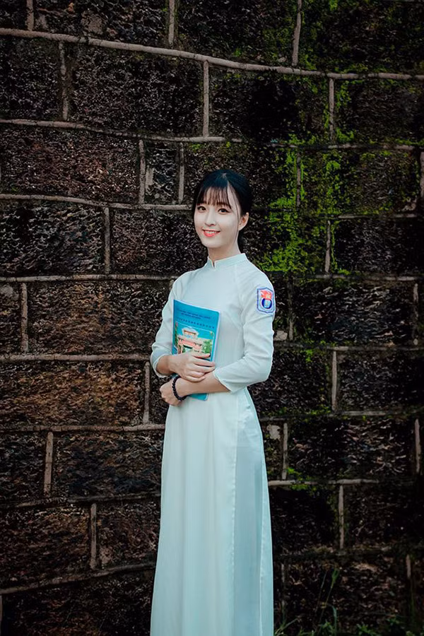 Lê Thị Khánh Huyền Một cô bạn khác được săn đón không kém Quỳnh Chi bởi vẻ ngoài xinh xắn, đặc biệt là chiếc mũi cao như người nước ngoài có tên là Lê Thị Khánh Huyền. Cô nàng này sinh năm 2000, hiện là học sinh lớp 11A2 (THPT Huỳnh Thúc Kháng, Nghệ An).