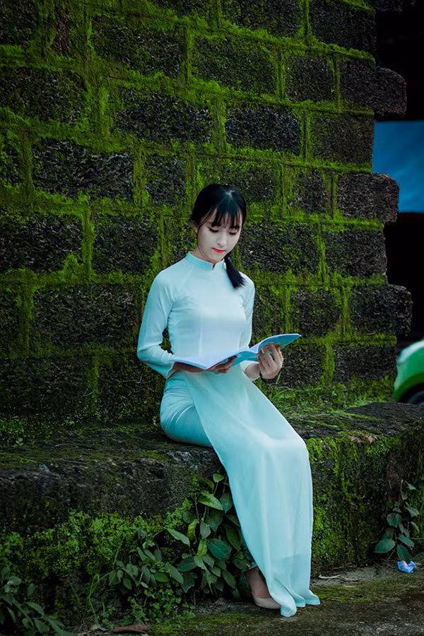 Không chỉ xinh đẹp, Huyền còn sở hữu bảng thành vượt trội khi đạt danh hiệu học sinh giỏi 11 năm liền; học sinh giỏi môn Hóa cấp trường THPT Huỳnh Thúc Kháng; học sinh giỏi cấp TP và cấp tỉnh những năm cấp 2;…