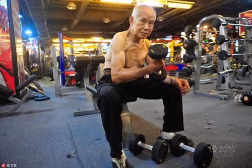 Được biết, ông Shen Hua khi còn trẻ là một nhân viên bán hàng và chưa từng tập thể dục.