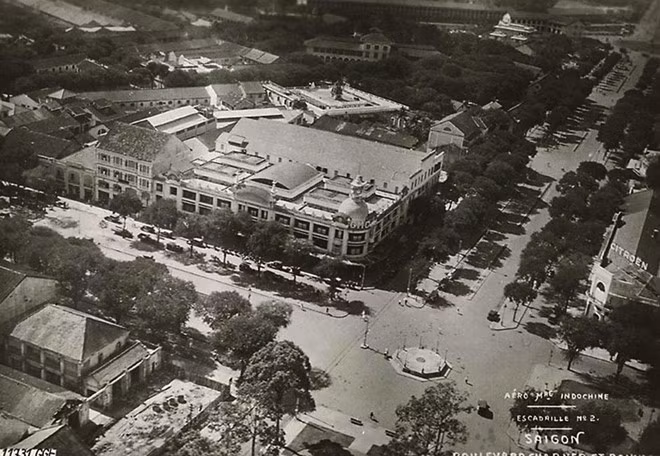 Với diện tích 9.200 m2 nằm ngay trung tâm quận 1, tiếp giáp 3 đại lộ mua bán sầm uất và nhộn nhịp nhất thành phố là Nguyễn Huệ, Lê Lợi và Pasteur. Ảnh: Website Thương xá Tax.