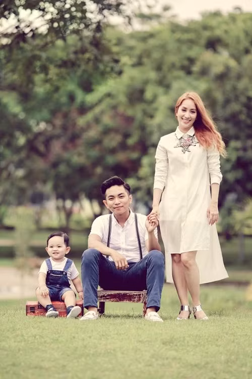 Ngay khi Khánh Thi sinh con, Phan Hiển cũng luôn tận tình ở bên chăm sóc cho hai mẹ con. Cả hai thường có những chuyến đi chơi kết hợp công tác để cho em bé được trải nghiệm nhiều môi trường sống khác nhau. Dù cách xa nhau về tuổi tác nhưng cặp đôi luôn tâm đầu ý hợp trong mọi chuyện từ công việc cho đến những tâm tư trong cuộc sống. Trong khi đó, Khánh Thi chia sẻ khi mang thai cô cũng vô cùng áp lực và stress vì công việc, vì những lời dị nghị của dư luận. Nhưng cô chỉ sợ ảnh hưởng đến gia đình, sợ người thân buồn còn bản thân nữ kiện tướng và Phan Hiển không hề có vấn đề gì khúc mắc. Phan Hiển vẫn luôn ở bên chăm sóc và động viên cô.