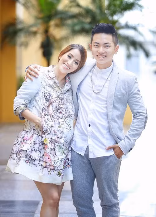 Phan Hiển đã trải qua khá nhiều rào cản của những nghi ngờ và dị nghị khi chuyện tình cảm của anh và Khánh Thi bị "bại lộ". Độ chênh lệch về tuổi tác, cộng thêm sự cản trở từ gia đình đã có lúc khiến Phan Hiển muốn buông xuôi. Và thực tế, sau một thời gian yêu nhau trong bí mật, cặp đôi cũng đã “đường ai nấy đi” vì không vượt qua được những rào cản. Tuy vậy, đúng lúc này, Khánh Thi biết mình mang thai và đó cũng là phép màu tuyệt vời để níu kéo hai người lại với nhau. Anh luôn sát cánh ở bên cùng Khánh Thi và chia sẻ cùng cô tất cả những lo lắng từ công việc lẫn cuộc sống. Suốt quá trình mang thai, Phan Hiển cũng luôn bên cạnh để lo mọi việc cùng Khánh Thi khiến cho dư luận càng thêm yêu mến.