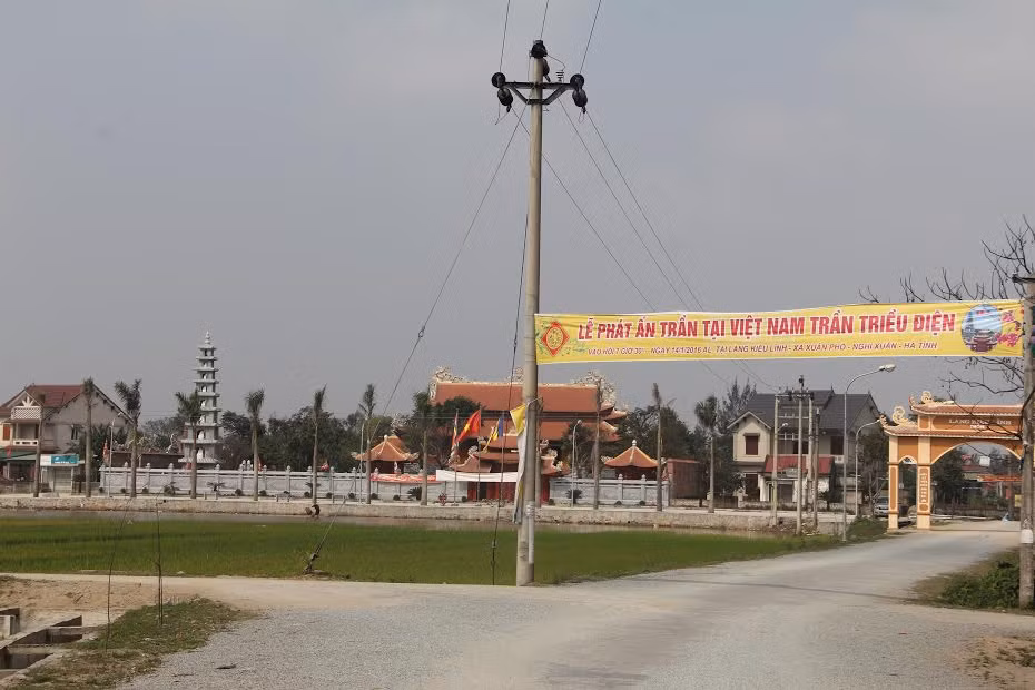 Theo người dân địa phương, khi doanh nhân Trần Quang Luận tiến hành xây dựng đền thờ Việt Nam Trần Triều Điện từ tháng 4/2014 tại làng Kiều Lĩnh (xã Xuân Phổ) thì cảnh vật ở vùng quê nghèo Xuân Phổ đã thay đổi hoàn toàn. Ông Luận không chỉ xây dựng đền thờ để thờ tổ tiên mà còn mở đường, xây cổng làng khiến cho người dân ở đây rất vui mừng... Theo nhiều người dân, để xây dựng và hoàn thành đền thờ này, ông Luận phải bỏ ra hơn 100 tỷ đồng.