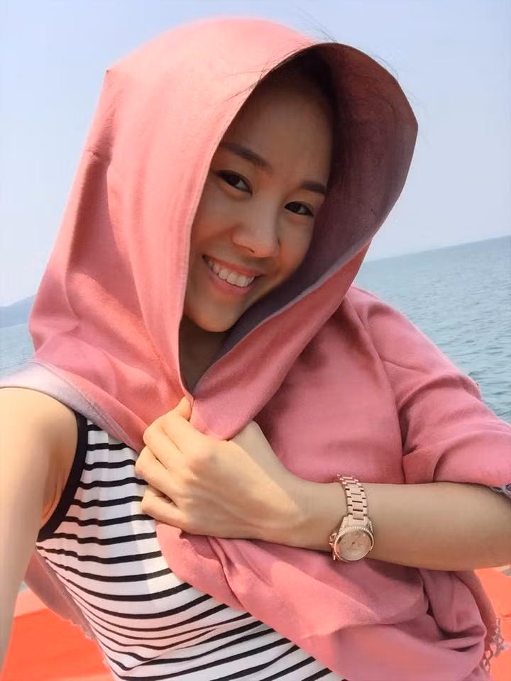 Lê Phương thả dáng trước biển "Biển mênh mông còn trông thấy cá. Cứ thả lòng... Ổn cả thôi em!".