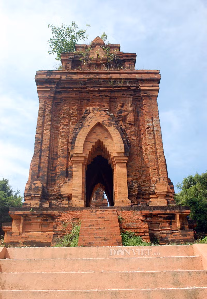 Tháp Cổng (phía Đông).