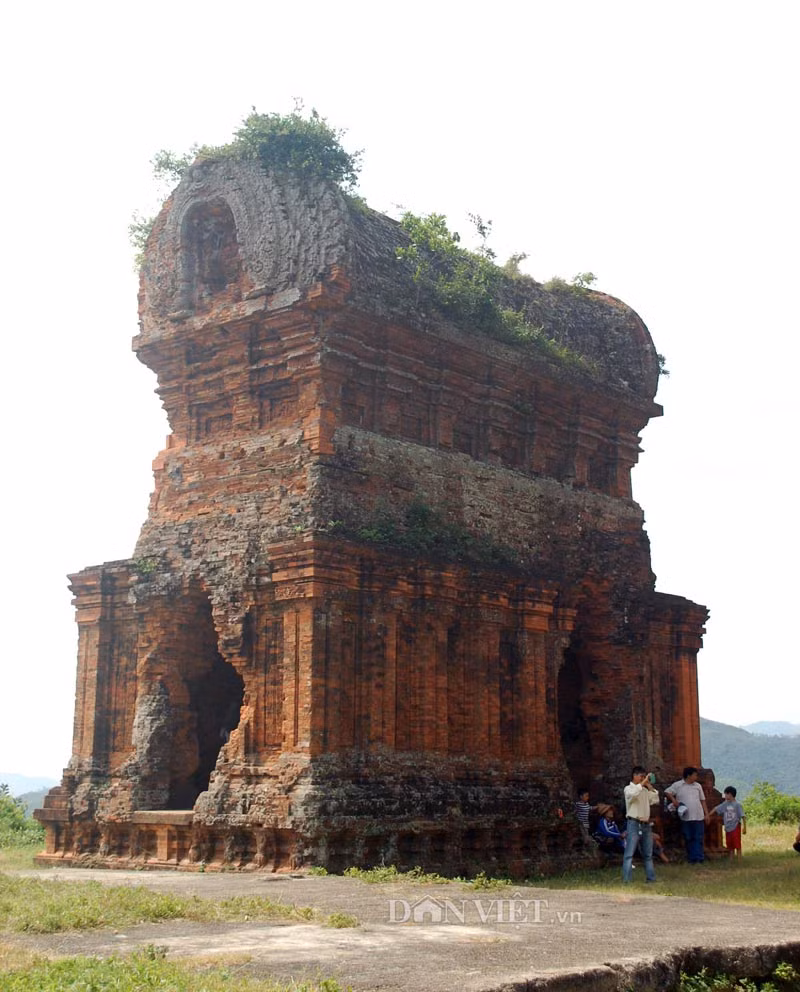 Tháp Nhà Dài.