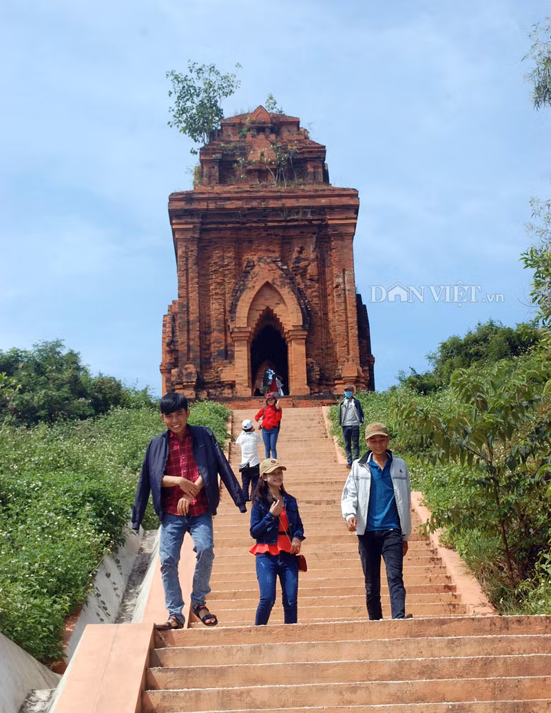 Du khách đến tham quan tháp Bánh Ít.