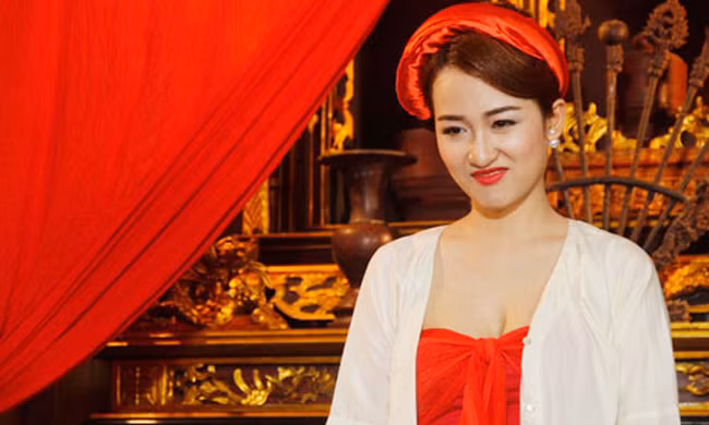Lần đầu tiên đóng vai chính cho phim hài "Trở lại", phát sóng vào dịp Tết Nguyên Đán 2016, cô nàng đã vào vai một cô vợ gợi cảm, lẳng lơ.
