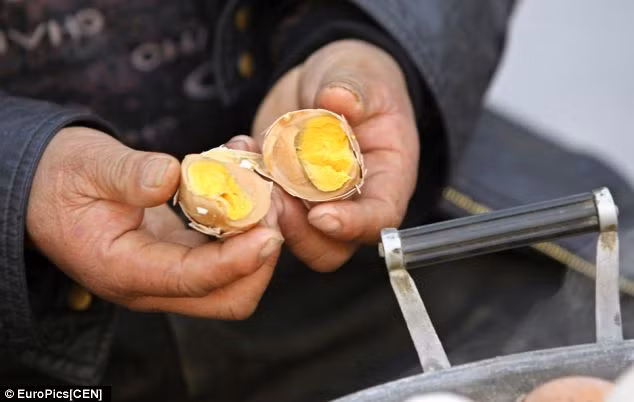 Món ăn trứng luộc trong nước tiểu bé trai được ví như biểu tượng mang “ý nghĩa văn hóa” của Trung Quốc.