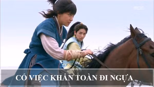 Trong thế giới phim Hàn không chỉ có những câu chuyện tình lãng mạn kiểu Lọ Lem – Hoàng tử mà còn khá nhiều các chi tiết phi lý thành lối mòn. Dù phi thực tế nhưng những cảnh phim “điêu ngang ngửa phim Ấn Độ” này vẫn tồn tại trong không ít tác phẩm cả truyền hình lẫn điện ảnh. Trong phim cổ trang Hàn, dù các nhân vật có khả năng phi thân trên những ngọn cây hay chạy qua các mái nhà thì khi có việc khẩn đều chọn ngựa.