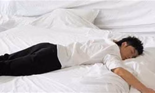 Nằm tư thế sấp sẽ làm cho ngực và bụng bị chèn ép gây ra tình trạng thiếu ôxy và khó thở. Ảnh minh họa.
