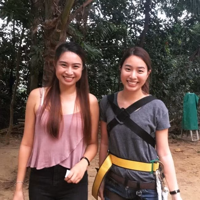Với nhiều điểm tương đồng, hai cô gái khiến những người thân của mình cảm thấy bối rối, nhận nhầm khi lần đầu gặp mặt.