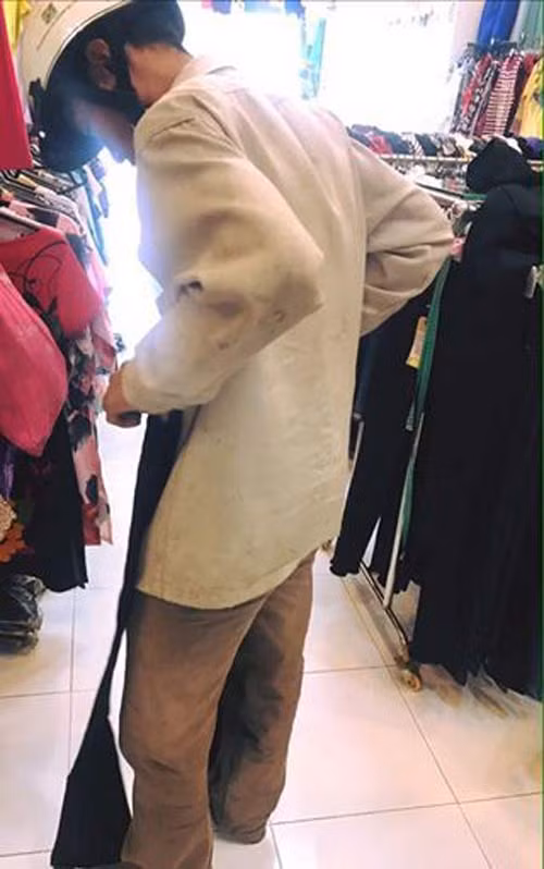 Người cha lam lũ tiết kiệm tiền cả năm đi mua quần áo cho vợ con đón Tết (Ảnh: Lâm Mỹ Trinh)