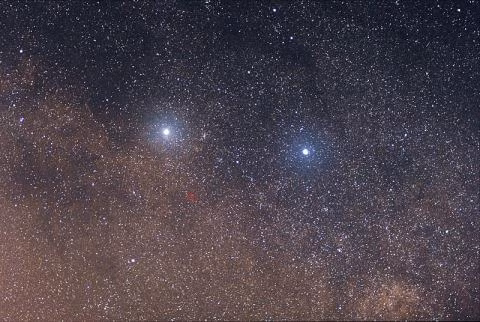 Thêm các chi tiết Hai ngôi sao sáng là α Centauri (trái) và β Centauri (phải) . Ngôi sao màu đỏ mờ nhạt ở trung tâm của vòng tròn màu đỏ là Proxima Centauri. Ảnh: NASA