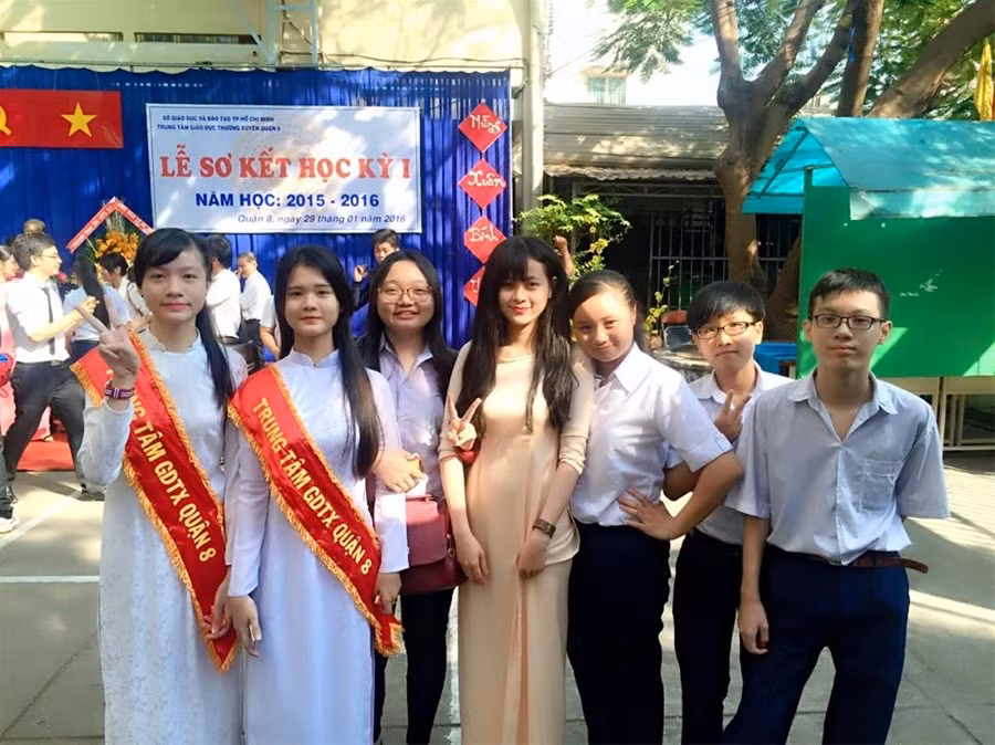 Được biết, cô giáo trẻ trung nói trên sinh năm 1991 và hiện đang giảng dạy bộ môn Địa tại THPT Bình Phú, TP HCM.
