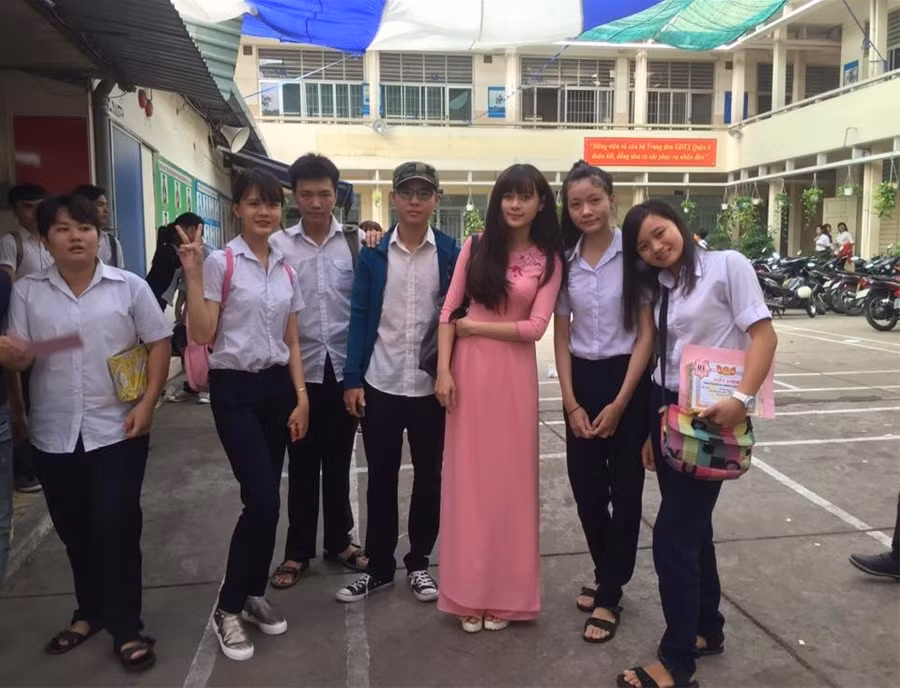 Dù chỉ là hình chụp lén nhưng ai cũng có thể thấy vẻ xinh xắn của cô giáo nổi bật trong từng khuôn hình. Không trang điểm cầu kỳ, cô giáo với mái tóc dài và trong bộ áo dài tím thướt tha vẫn khiến người khác phải dừng mắt ngắm nghía thật kỹ.