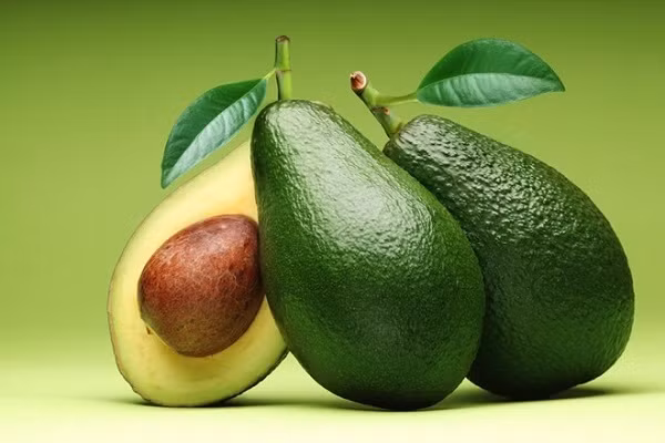 5.Quả bơ Bơ là nguồn thực phẩm rất giàu vitamin E và chất dinh dưỡng rất tốt cho sức khỏe . Ngoài ra , quả bơ còn chứa hàm lượng chất béo không bão hòa đơn , chất chống oxi hóa , giúp ngăn chặn sự phát triển của tế bào ung thư da, phòng ngừa lão hóa da sớm, mang đến làn da mịn màng tươi trẻ.