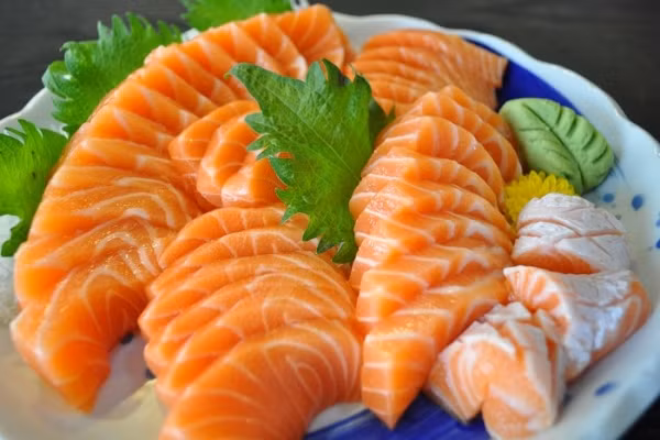 6.Cá hồi Trong cá hồi có chứa collagen giúp làm chậm quá trình lão hóa da. Vì vậy, cá hồi có vai trò quan trọng trong việc cải thiện da nhăn nheo, chảy xệ, rạn da cho mẹ sau sinh . Bổ sung lượng cá hồ thường xuyên sẽ giúp làn da chị em căng mịn và loại bỏ rạn da nhanh chóng.