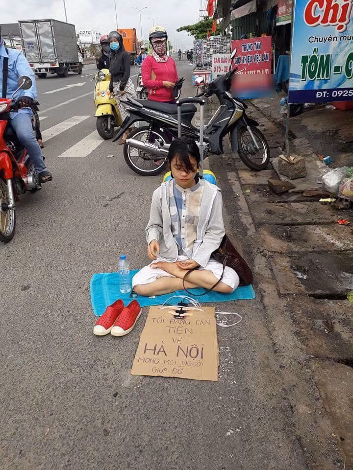 Nong: Co gai tre dep ngoi tren duong xin tien ve Ha Noi