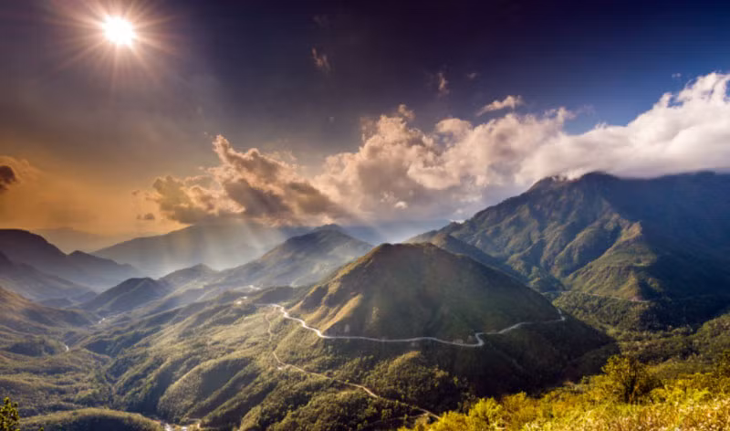 Ngoài ra, tên gọi đèo Hoàng Liên, hay đèo Hoàng Liên Sơn hình thành do đèo vượt qua dãy núi Hoàng Liên Sơn, hoặc đèo Mây do trên đỉnh đèo quanh năm mây phủ. Ảnh: Wetrek