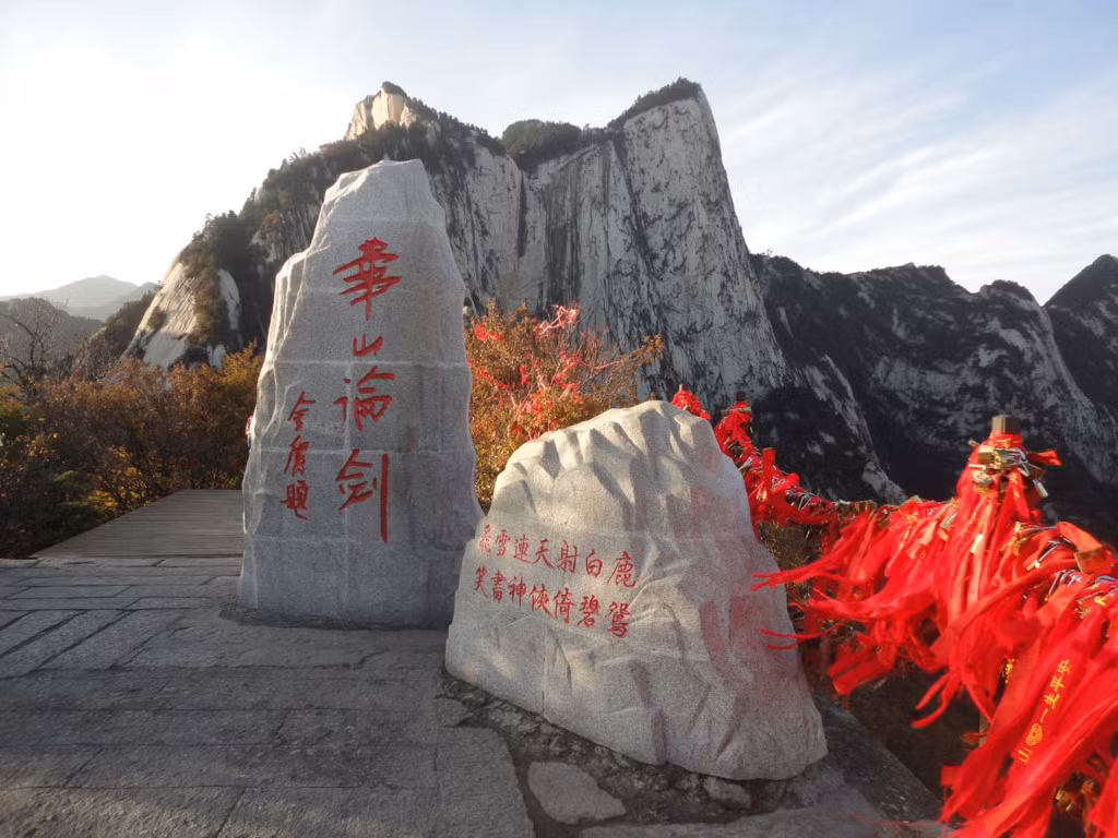 Lời đề "Hoa Sơn luận kiếm" do chính tay Kim Dung chấp bút. Ảnh: Mytake.