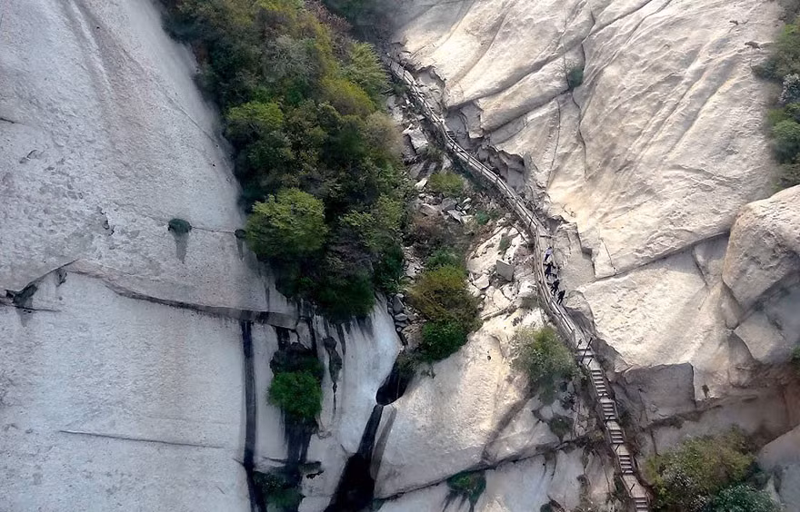 Ở một vài đoạn, người dân địa phương đã đục đá thành cầu thang. Ảnh: Panoramio.