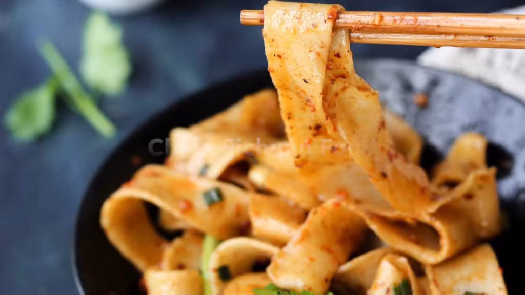 Bạn có thể thưởng thức món mì biang biang mian - đặc sản của tỉnh Thiểm Tây. Ảnh: China Sichuan Food.