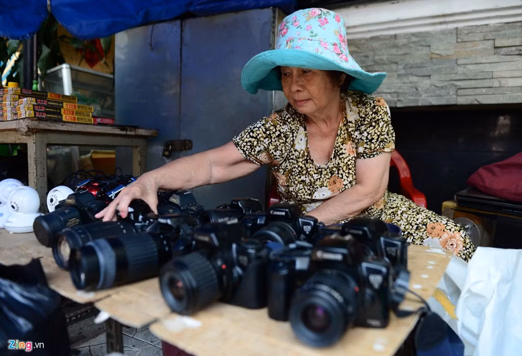 Bà Quỳnh Thị Ánh (67 tuổi) đã có vài chục năm trong nghề mua đi bán lại đồ cũ. Bà tâm sự: "Tôi bán mấy cái máy ảnh, chủ yếu là máy phim cũ, loại rẻ tiền cho dễ tiêu thụ. Mỗi chiếc máy ảnh chỉ có 500.000 đồng nhưng cả tuần mới bán được một chiếc".