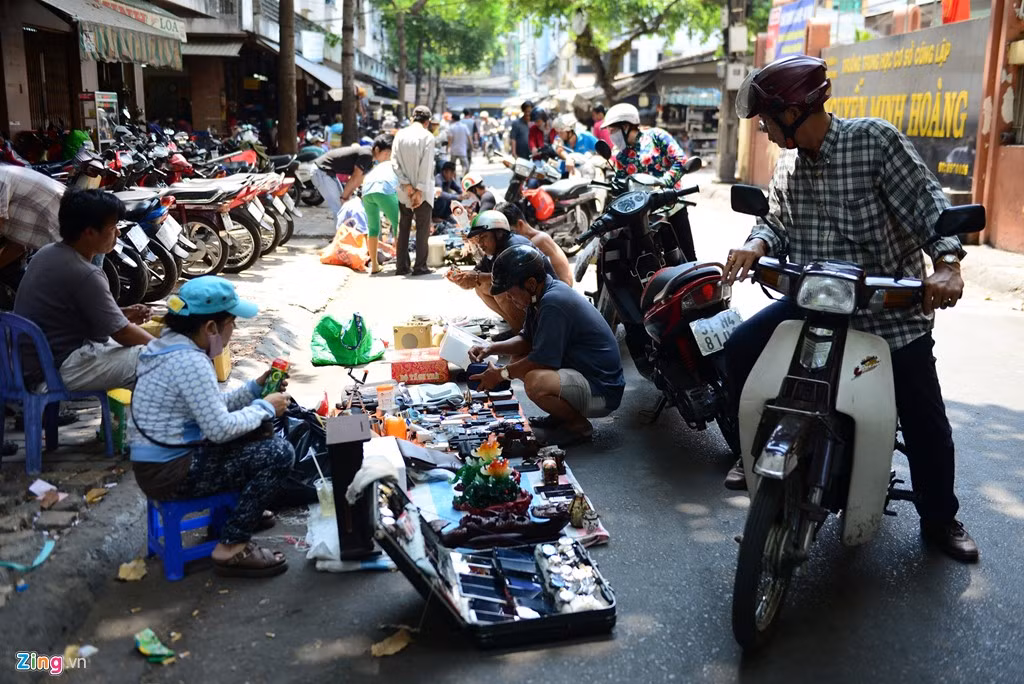 Ngày cuối tuần, trên các tuyến đường Nhật Tảo, Vĩnh Viễn, Lý Nam Đế, Lý Thường Kiệt, quận 11 (TP HCM) khá đông đúc. Các gian hàng bày bán trên vỉa hè và tràn ra cả lòng đường.