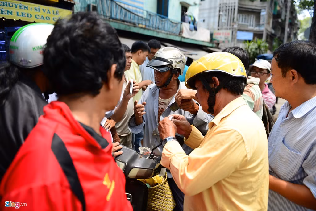 Đồ cũ từ các nơi đổ về, đông đảo người mua kẻ bán. Có người hỏi mua để dùng, thậm chí mua đi bán lại kiếm lời.
