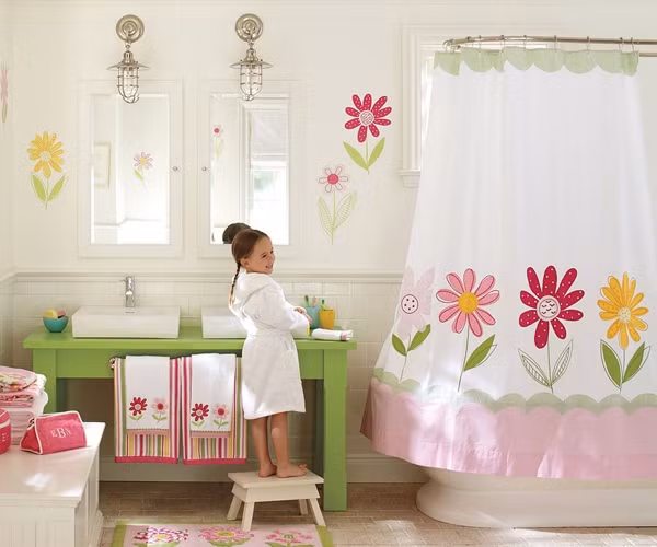 Căn phòng công chúa siêu dễ thương cho bé gái: Cô con gái nhỏ của bạn chắc hẳn sẽ thích mê căn phòng hoa ngọt ngào dễ thương như thế này. Các sắc màu tươi sáng như xanh lá hay màu hồng sẽ biến căn phòng thành thiên đường của bé.