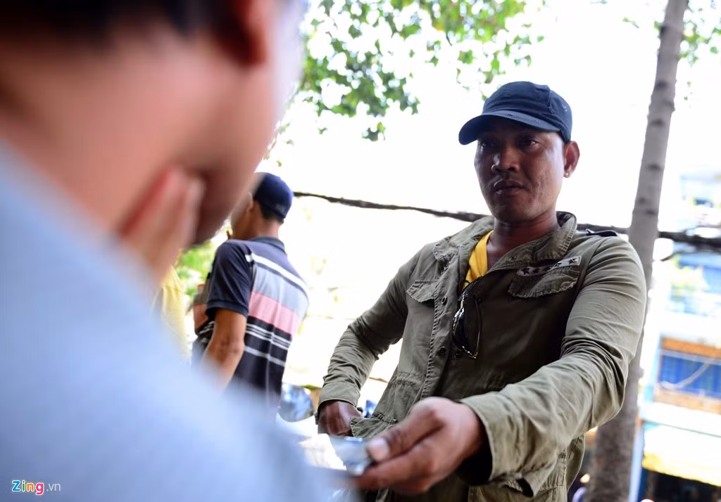 Những chiếc điện thoại được mặc cả bởi các "tiểu thương" nhằm mua đi bán lại kiếm lời.