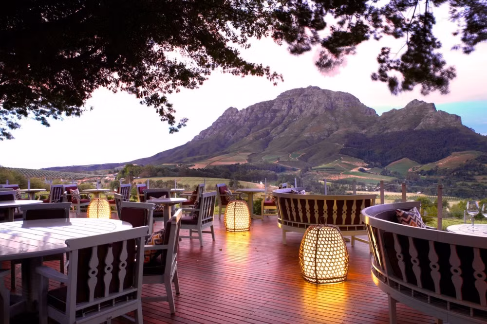 Nhà hàng Delaire Graff ở Stellenbosch, Nam Phi Nếu đến ngọn núi Simonsberg để viếng thăm những vườn nho tại nơi đâ, bạn sẽ có cơ hội để thưởng thức những món ăn hấp dẫn truyền thống của người Nam Phi và thưởng thức rượu vang nho thượng hạng nổi tiếng.