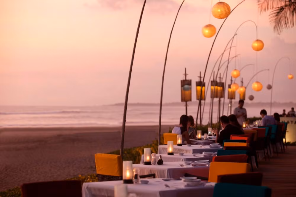 The Samaya Villas tại Bali, Indonesia Bali nổi tiếng với cảnh hoàng hôn tuyệt đẹp trên những bãi biển thơ mộng. Còn điều gì tuyệt vời hơn một bữa ăn tối trên bờ biển? Nhà hàng này cũng mang đến cho thực khách những món ăn tuyệt vời nhất thế giới.