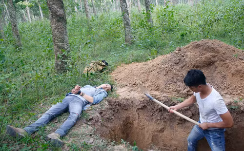 Luong Manh Hai rung minh nho lai canh bi chon song