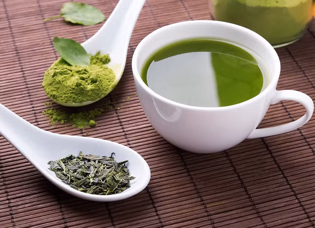 10. Trà xanh chứa hợp chất Polyphenol, một chất chống oxy hóa có lợi cho sức khỏe, đặc biệt trong việc phòng tránh ung thư vú. Trong một nghiên cứu ở phụ nữ Mỹ gốc Nhật Bản tại Viện Ung thư Quốc gia Mỹ, các nhà khoa học đã chỉ ra rằng, một người uống ít nhất 1 tách trà xanh sẽ làm giảm hiệu quả chất gây ung thư vú ở phụ nữ.