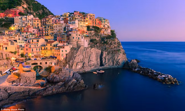 Những ngôi nhà nhiều màu sắc nằm trên vách núi ở Manarola, Italia. Nơi đây thu hút khoảng 2 triệu lượt du khách mỗi năm.